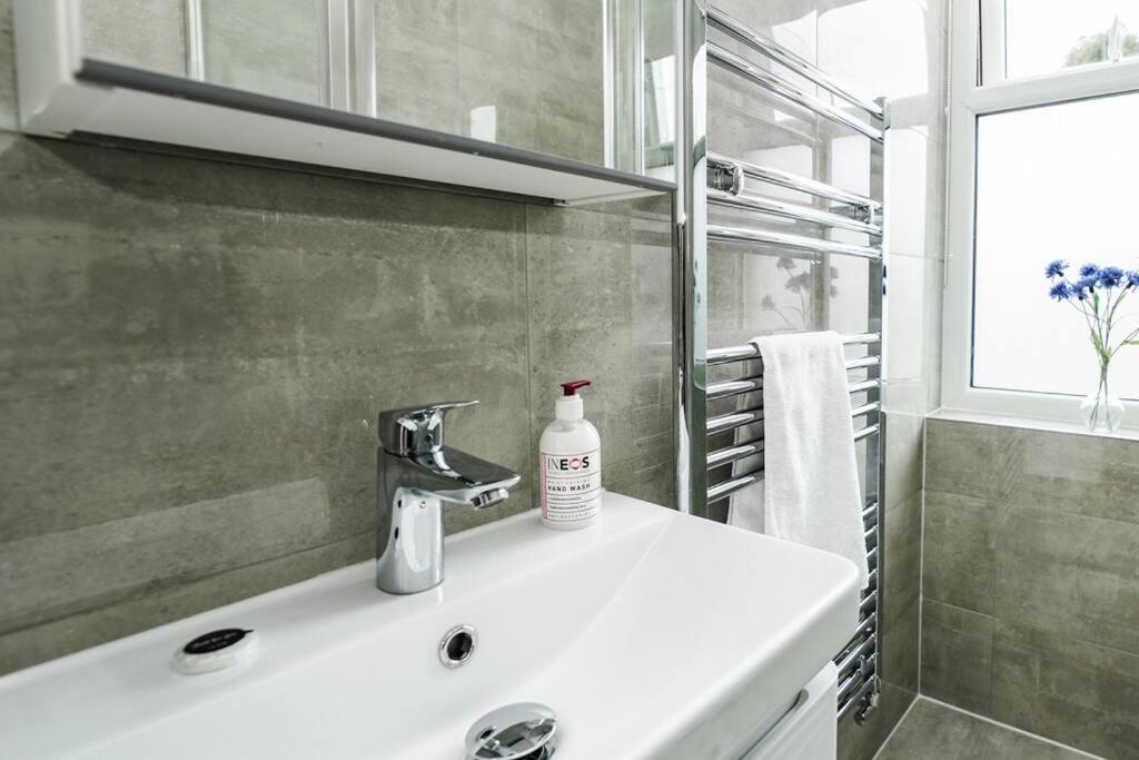 Newly Renovated Modern 4 Bed 3 Bath Apartment Londyn Zewnętrze zdjęcie
